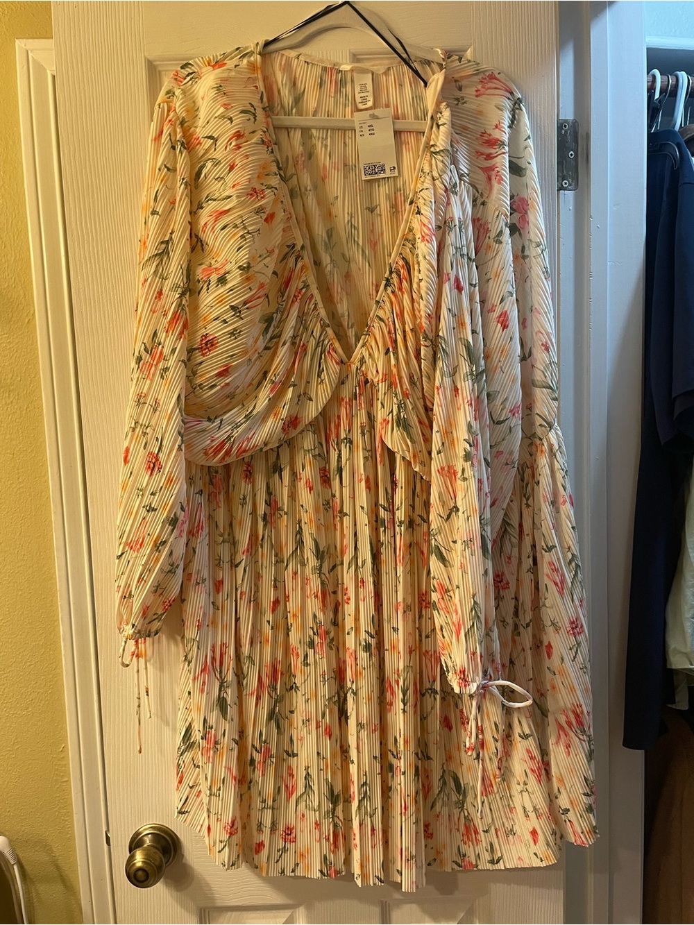 H&M Minidress Ivory Floral Pleated Mini Dress